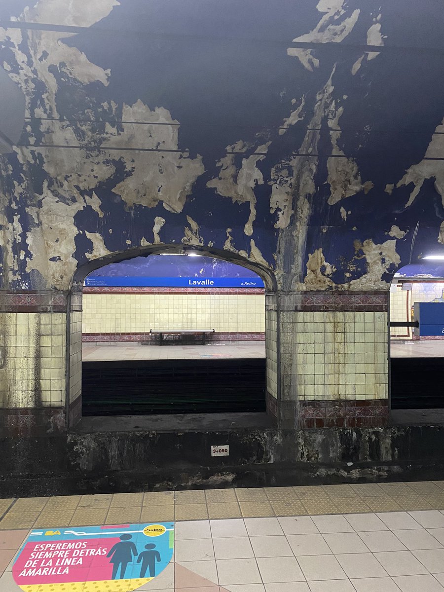 Pat_Cardozo's tweet photo. @basubte para cuando los arreglos de la estación Lavalle de la línea C? Parece una estación abandonada https://t.co/t8XYNMd56c