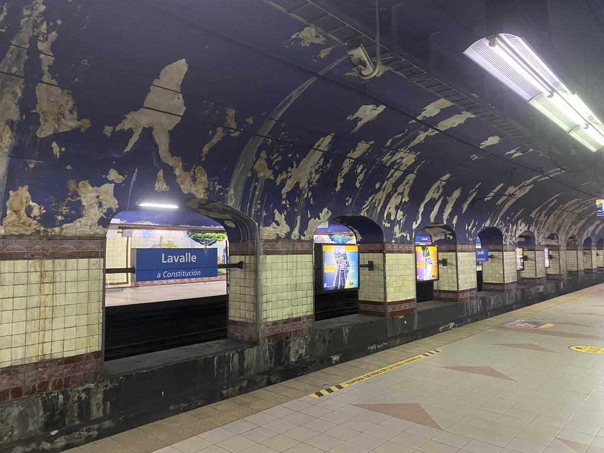 Pat_Cardozo's tweet photo. @basubte para cuando los arreglos de la estación Lavalle de la línea C? Parece una estación abandonada https://t.co/t8XYNMd56c
