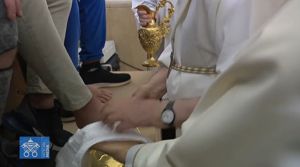 vaticannews_es's tweet photo. #InCoenaDomini Casal del Marmo | El #PapaFrancisco lava los pies a 12 reclusos de diferentes nacionalidades, etnias, culturas, idiomas y confesiones religiosas. Con este gesto, Jesús nos recuerda cómo debemos ayudarnos unos a otros, explicó en su homilía. https://t.co/HYEeGhOm78
