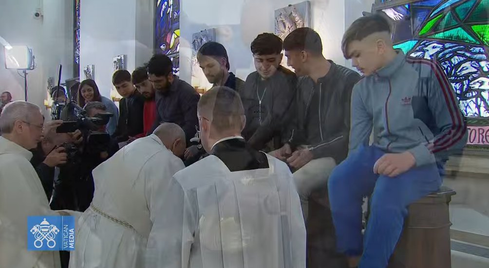 vaticannews_es's tweet photo. #InCoenaDomini Casal del Marmo | El #PapaFrancisco lava los pies a 12 reclusos de diferentes nacionalidades, etnias, culturas, idiomas y confesiones religiosas. Con este gesto, Jesús nos recuerda cómo debemos ayudarnos unos a otros, explicó en su homilía. https://t.co/HYEeGhOm78