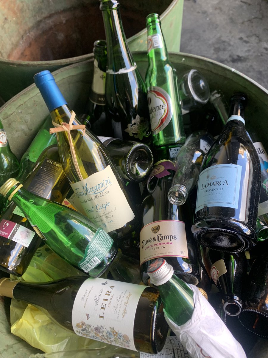 Vielka's tweet photo. Después de consumir las bebidas que @DavideSalegna les recomienda, laven sus botellas y llévenlas al centro de acopio de @GreenLoveRD en el parqueo de Body Shop Bella Vista. Ese vidrio le sirve a muchas personas que lo reutilizan. ♻️ https://t.co/3Pga3mjb5h