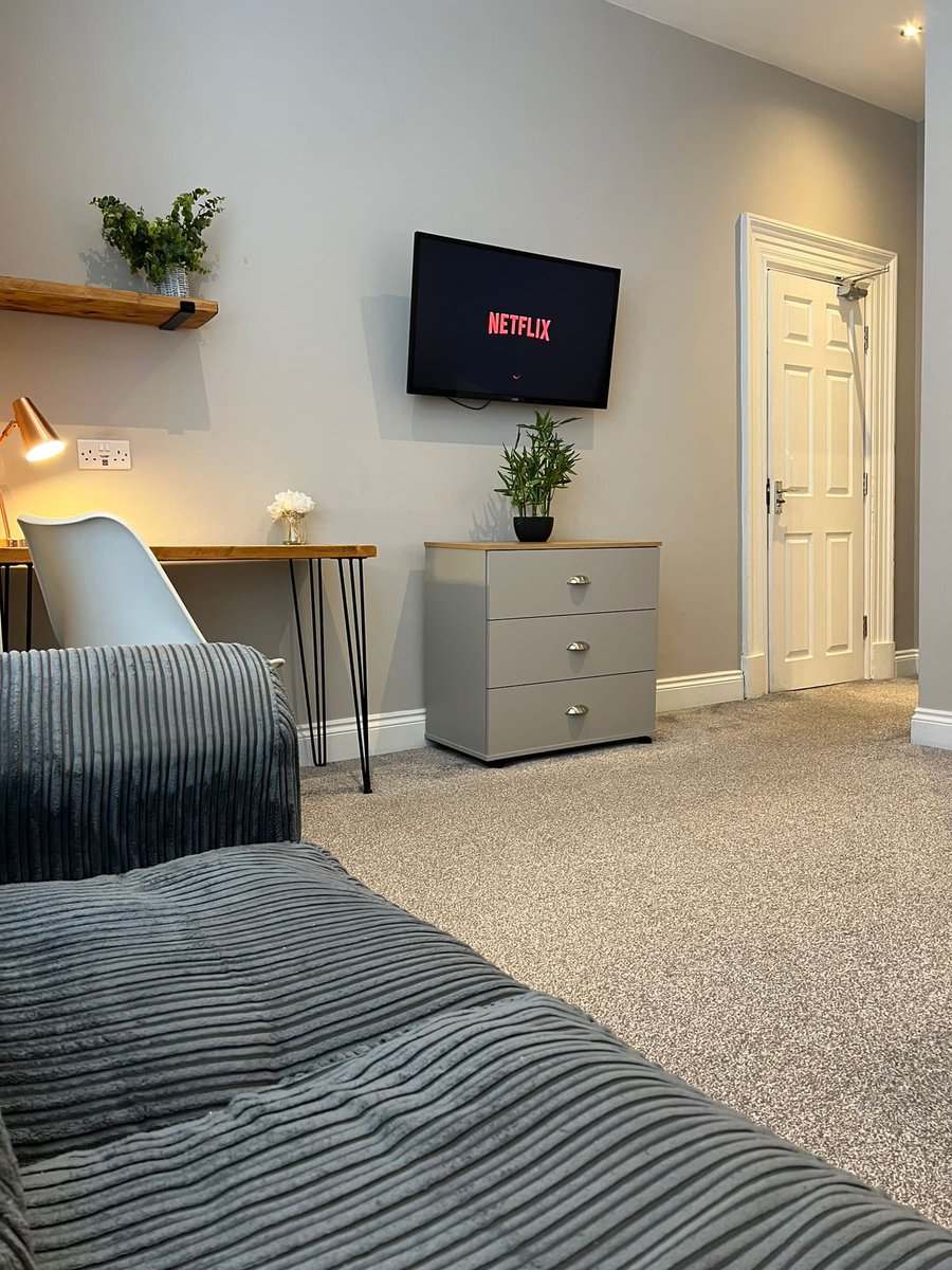 houseshareuk's tweet photo. Easter bank holiday 🐣

The perfect opportunity to relax and watch Netflix in the comfort of your own room. 

#netflix #bankholiday #bankholidayweekend #easter https://t.co/6wbidGAPy4