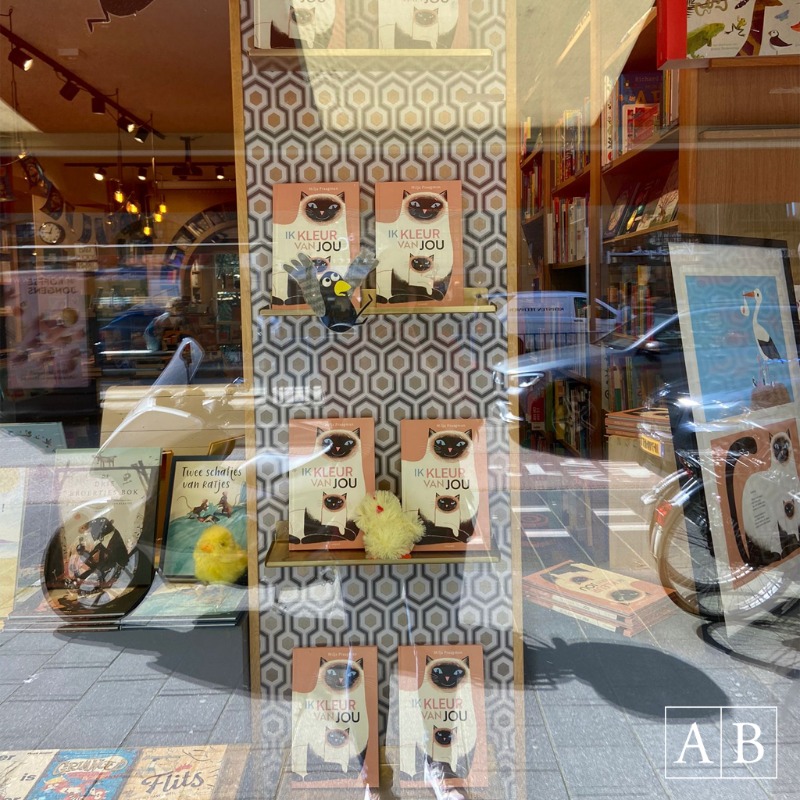 Athenaeum's tweet photo. Nu in de etalage bij Boekhandel Van Rossum: Ik kleur van jou door Milja Praagman / @Magneetje (@Leopoldboeken). Kom kijken en kopen - of bestel online.