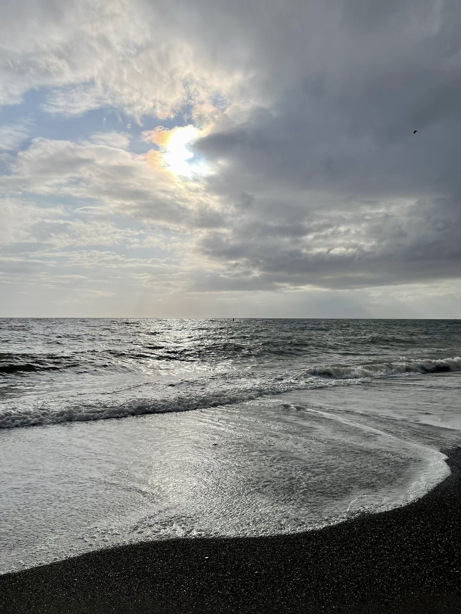 明暗…山あり谷啓がちょ〜ん
#seashore #goodtimesbadtimes #akiyabeach