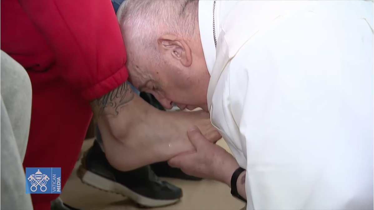 "During the washing of the feet, think: 'Jesus has washed my feet. Jesus has saved me'... Jesus is always next to you. He never abandons us, ever!"

#PopeFrancis #MaundyThursday2023 #prison