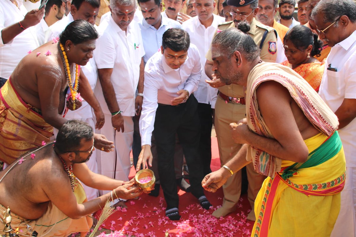 vmshanmugamdmk's tweet photo. தமிழ்நாடு முதலமைச்சர் திரு.மு.க.ஸ்டாலின் அவர்கள் நல்லாசியுடன் கோவை மாவட்டம், பேரூர் வட்டம், அருள்மிகு சுப்பிரமணியசுவாமி திருக்கோயில் மருதமலையில் பக்தர்களின் வசதிக்காக காத்திருப்பு அறை,மின் துக்கி வசதி ஏற்படுத்தும் பணி மற்றும் தார் சாலை சீரமைக்கும் பணியை மாண்புமிகு தமிழ்நாடு முதலமைச்சர் தளபதியார் அவர்கள் காணொளி காட்சி வாயிலாக தி���ந்து வைத்தார்.
@mkstalin
@V_Senthilbalaji @CollectorCbe
#MKStalin #Coimbatore #Maruthamalai