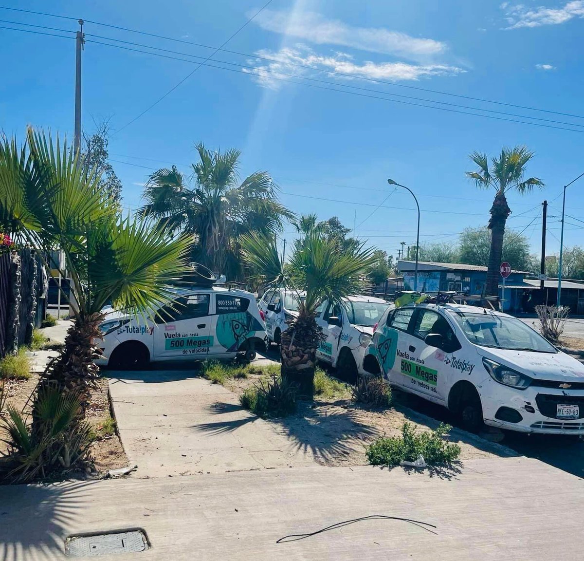 GalvezHector's tweet photo. Tio @RicardoBSalinas  a sus jovenazos de @totalplaymx  se les descompusieron desde hace tiempo algunas unidades en Mexicali, ahí echéles la mano a ver si las mueven de la vía pública. https://t.co/ofq1JjPp7e