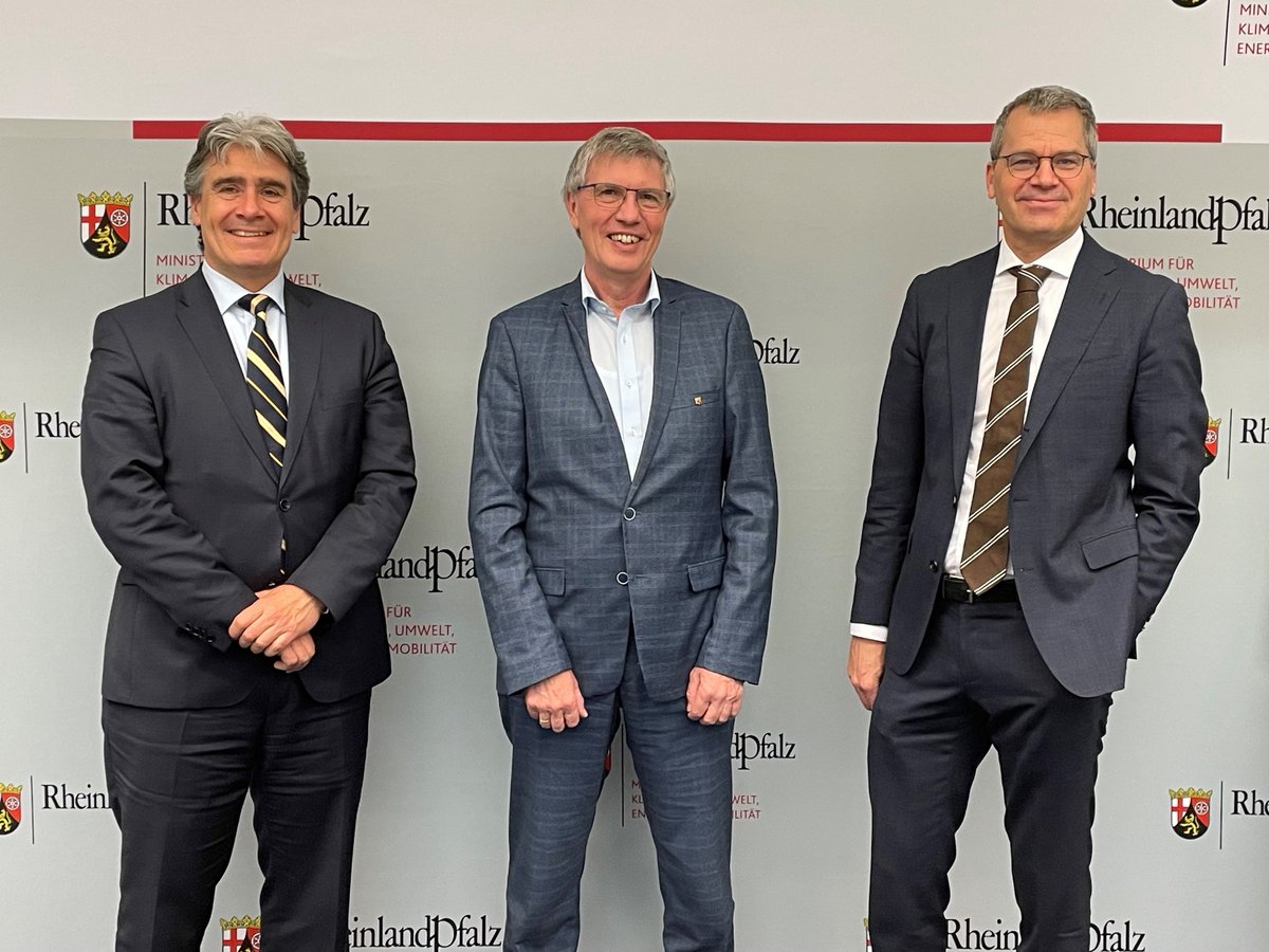 #DeltaRhineCorridor ist ein Pipeline-Projekt für das sich die 🇳🇱 Regierung stark macht. @Baspulles berichtet über den Stand der Dinge und geht in Dialog mit <a href="/erwin_manz/">Erwin Manz</a> <a href="/MWVLW_RLP/">MWVLW_RLP</a> <a href="/UmweltRLP/">Klimaschutzministerium RLP</a> <a href="/WirtschaftNRW/">Wirtschaft.NRW</a> <a href="/OpenGridEurope/">OGE</a> <a href="/vcinrw/">VCI NRW</a> während seines Besuchs an #NRW und #RLP