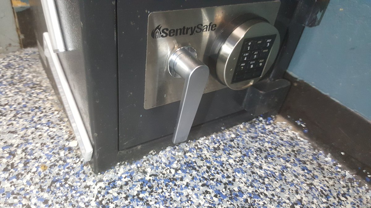 LocLocksmithAZ's tweet image. Yes we work on Commercial safes. If you have problems with the safe in your business, give us a call. 480-570-5391

#locksmith #queencreek #santanvalley #gilbert #apachejunction #florence #commercialsafe