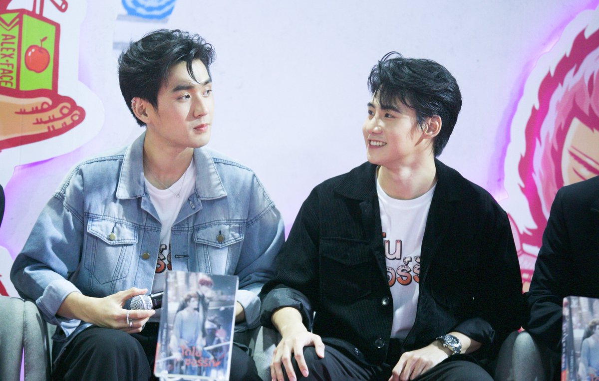 STARSOCIETY_TH's tweet photo. 2 ผู้กำกับฯ สนุ๊ก และ ต้นน้ำ-เปี่ยมชล นำทีมนักแสดง จากซีรีส์ “ไดโนซอร์รัก” เปปเปอร์ - ก้อง พร้อมสายรหัส ร่วมพูดคุยในงานสัปดาห์หนังสือแห่งชาติ ครั้งที่ 51 และงานสัปดาห์หนังสือนานาชาติ ครั้งที่ 21 

#ไดโนซอร์รักบุกงานหนังสือ
#UltimateTroop
#สายรหัสสัตว์โลก 
#ไดโนซอร์รัก https://t.co/tLJ725oCYr