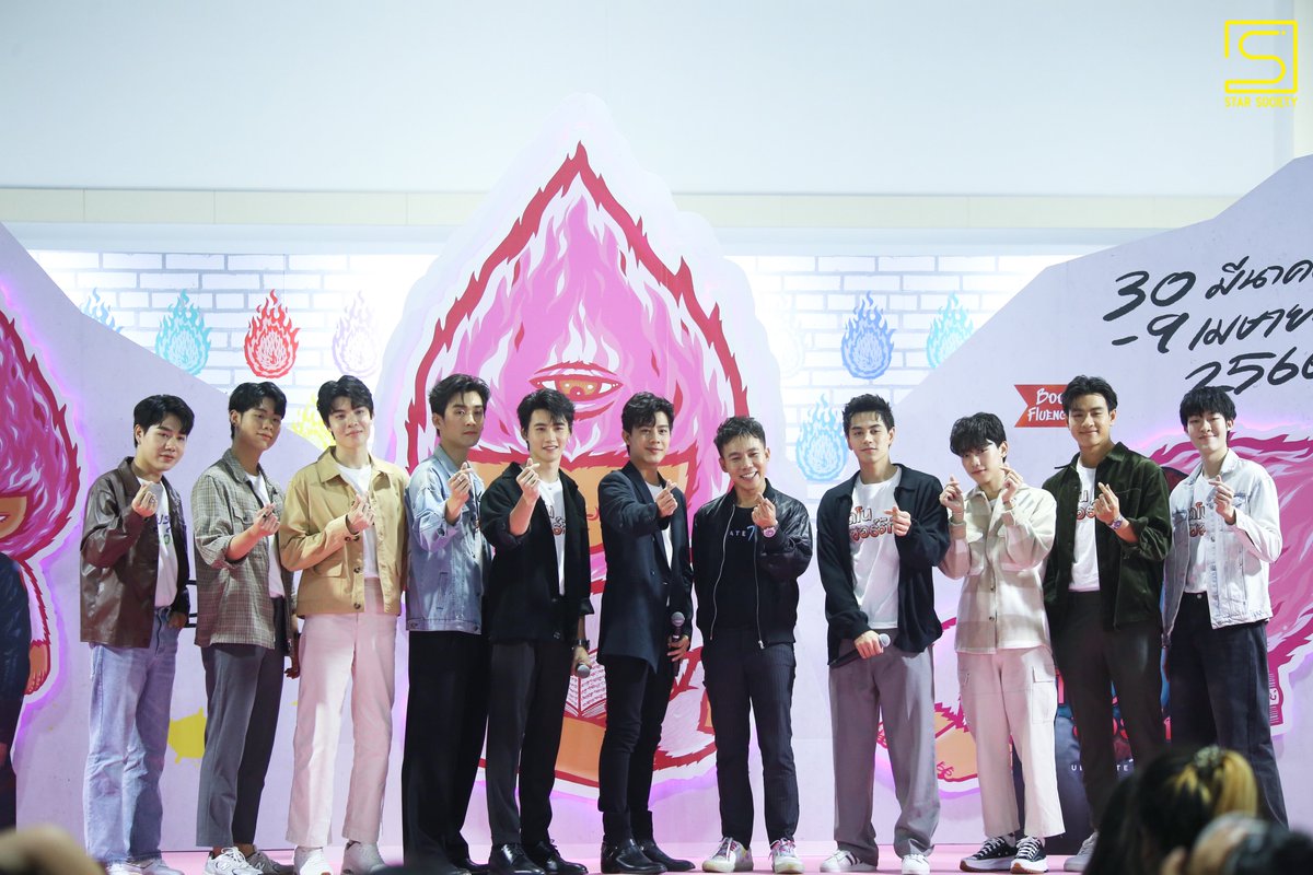 STARSOCIETY_TH's tweet photo. 2 ผู้กำกับฯ สนุ๊ก และ ต้นน้ำ-เปี่ยมชล นำทีมนักแสดง จากซีรีส์ “ไดโนซอร์รัก” เปปเปอร์ - ก้อง พร้อมสายรหัส ร่วมพูดคุยในงานสัปดาห์หนังสือแห่งชาติ ครั้งที่ 51 และงานสัปดาห์หนังสือนานาชาติ ครั้งที่ 21 

#ไดโนซอร์รักบุกงานหนังสือ
#UltimateTroop
#สายรหัสสัตว์โลก 
#ไดโนซอร์รัก https://t.co/tLJ725oCYr