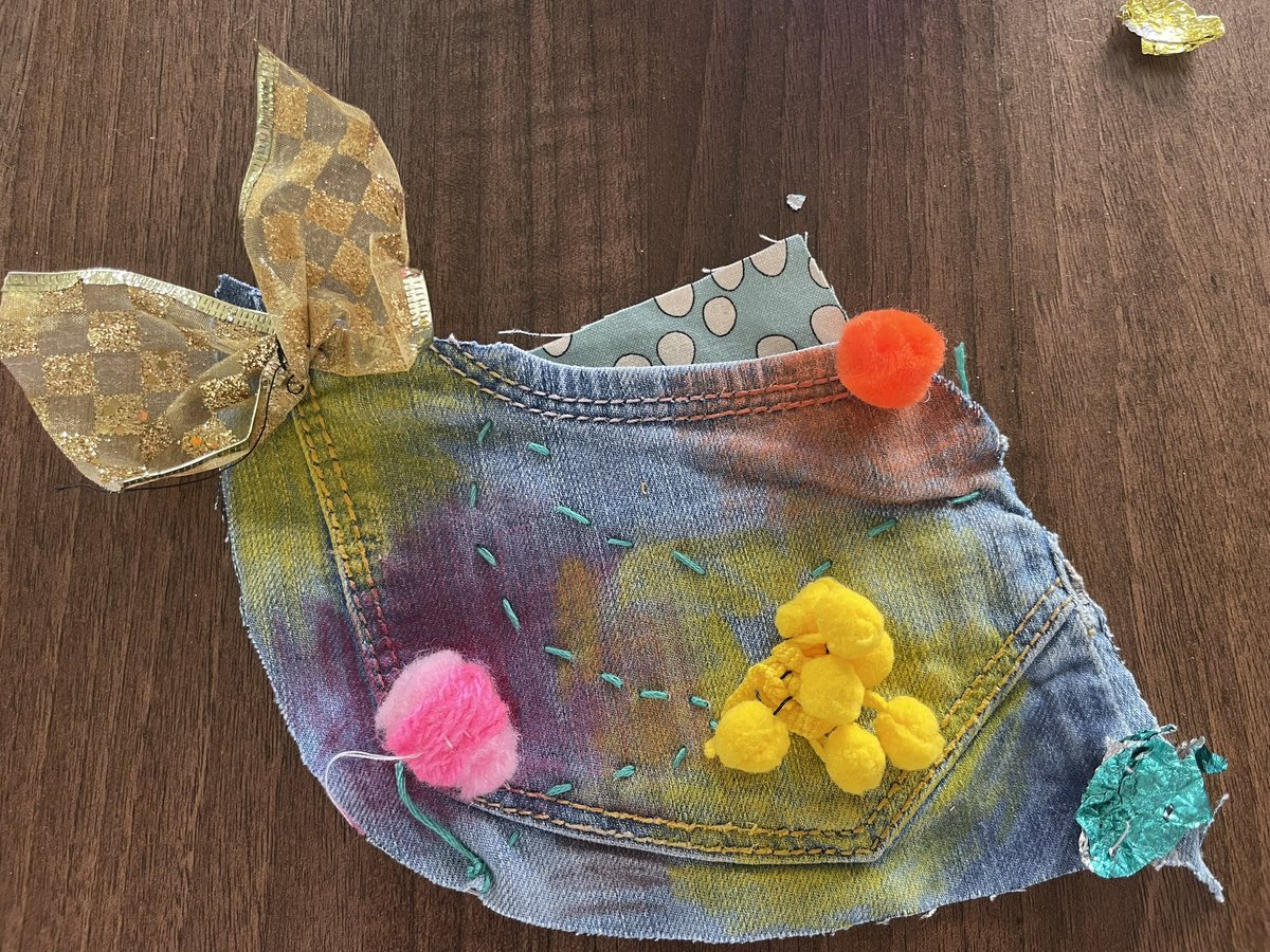 whatanewone's tweet image. Made this leaf in @slowtech2000 ‘s workshop about rewilding Ed Tech. So fun and calming to have this time to sit and think with your hands. #femedtech #edtech #OER23