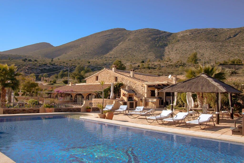 JaveaSales's tweet photo. This beautiful authentic #finca from 1900 was completely renovated in style in 2006. The finca is located in a quiet and green area on a plot of more than 25000 m2.
https://t.co/vwiYjngsGb https://t.co/ljNp4sEzV7