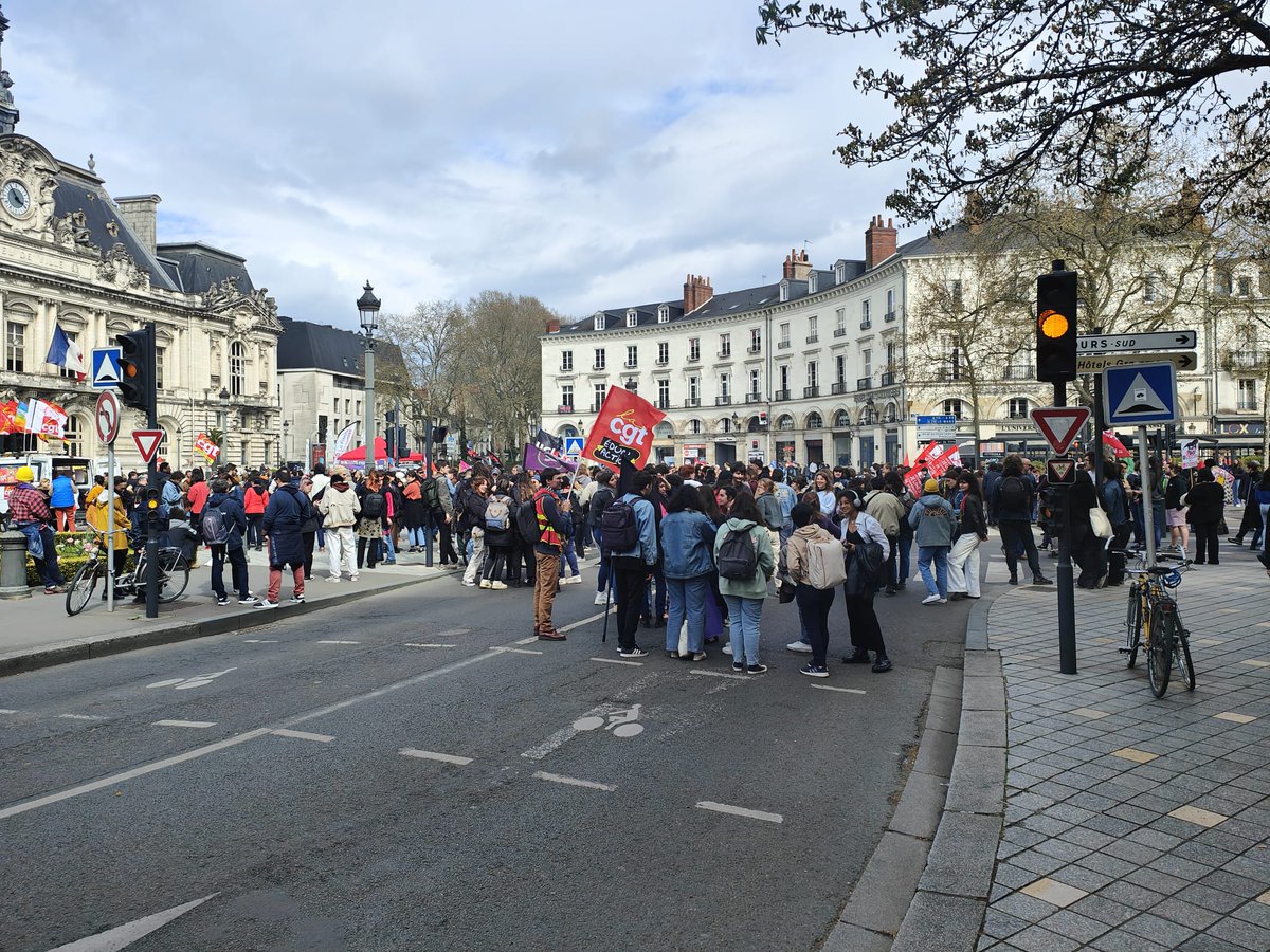 raufrere's tweet photo. Manifestation contre la régression sociale #Retraites @UNSAFerro_Off @urifunsa @UNSA_officiel @DidierMathisSG @UNSATRANSPORTS1 @FedUnsa #BaptisteArsale @UTP_Fr #arafer @GroupeSNCF @RATPgroup #Macron #Borne #greve6avril https://t.co/LcIOsz8IAi