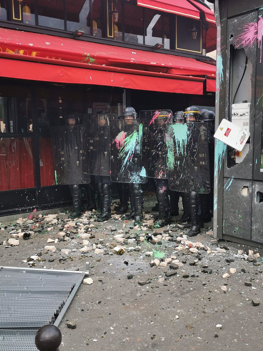 ActuFDO's tweet photo. Soutien Aux Forces de l’Ordre sur place à #Paris devant #LaRotonde ou la foudre des gentils #manifestants s’est abattue! https://t.co/tUeGoXrHy1