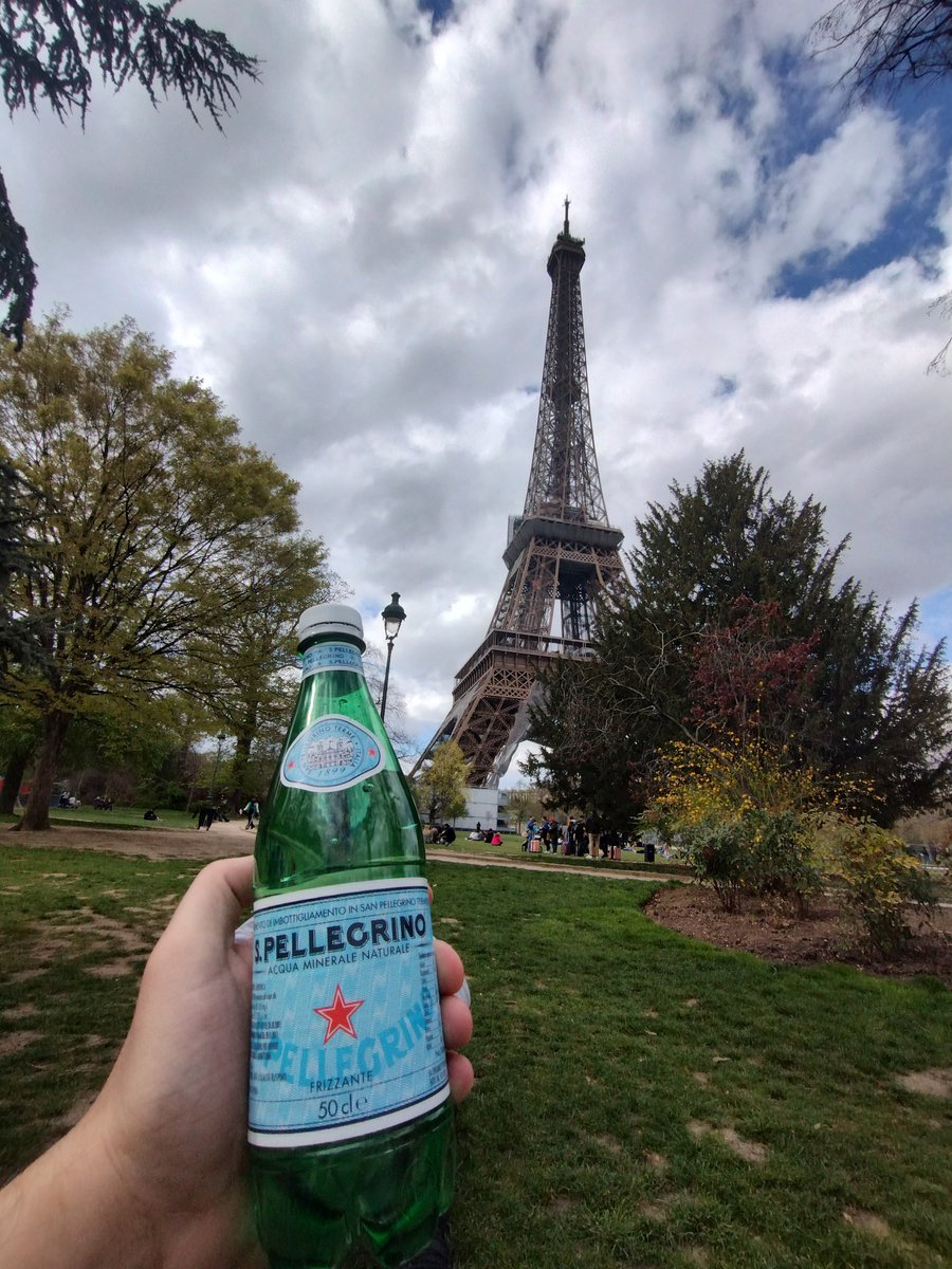 agus_coppari's tweet photo. @CarlosMaslaton Carlos, aqui desde Paris. Tomando una San Pellegrino recontra fria con vistas a la Torre Eiffel. Puedo confirmar que no es lo mismo en botella de plastico, se calienta. Saludos! https://t.co/V1NB3AmE4c