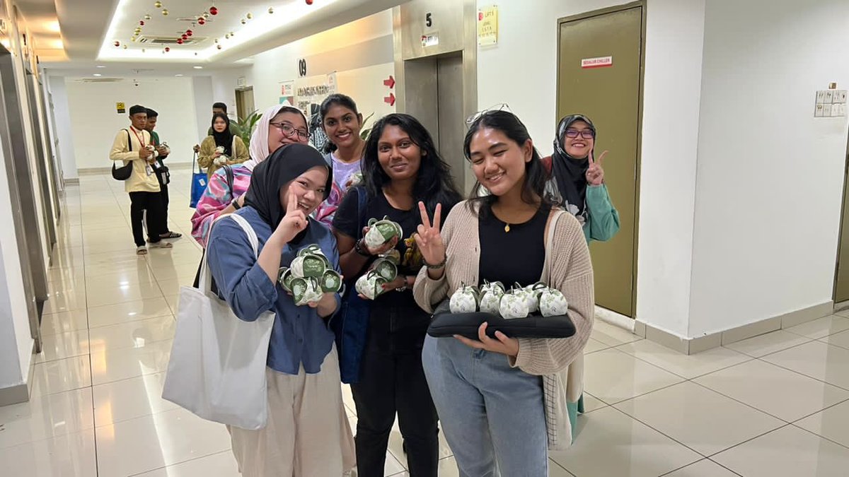 MsumalaysiaS's tweet photo. Students of Foundation in TESL led the faculty’s students in embracing the 2G culture in their Fridates 2023 project last Friday. Inculcating Giving and Grateful early in adulthood.
@MSUmalaysia @MohdShukriYajid #FTESL #SESS #go2MSU https://t.co/48TdnyMSqn
