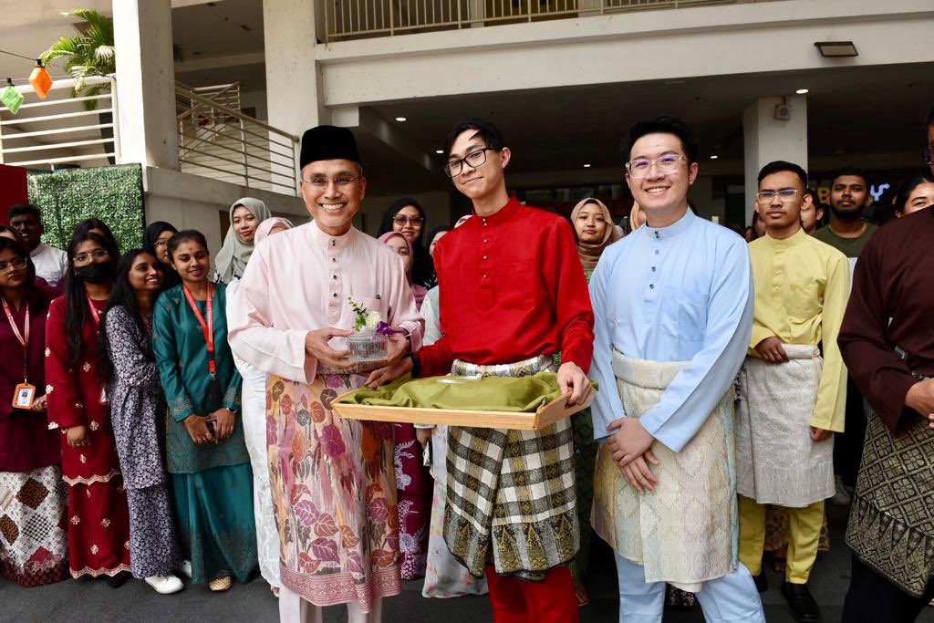 MsumalaysiaS's tweet photo. Students of Foundation in TESL led the faculty’s students in embracing the 2G culture in their Fridates 2023 project last Friday. Inculcating Giving and Grateful early in adulthood.
@MSUmalaysia @MohdShukriYajid #FTESL #SESS #go2MSU https://t.co/48TdnyMSqn