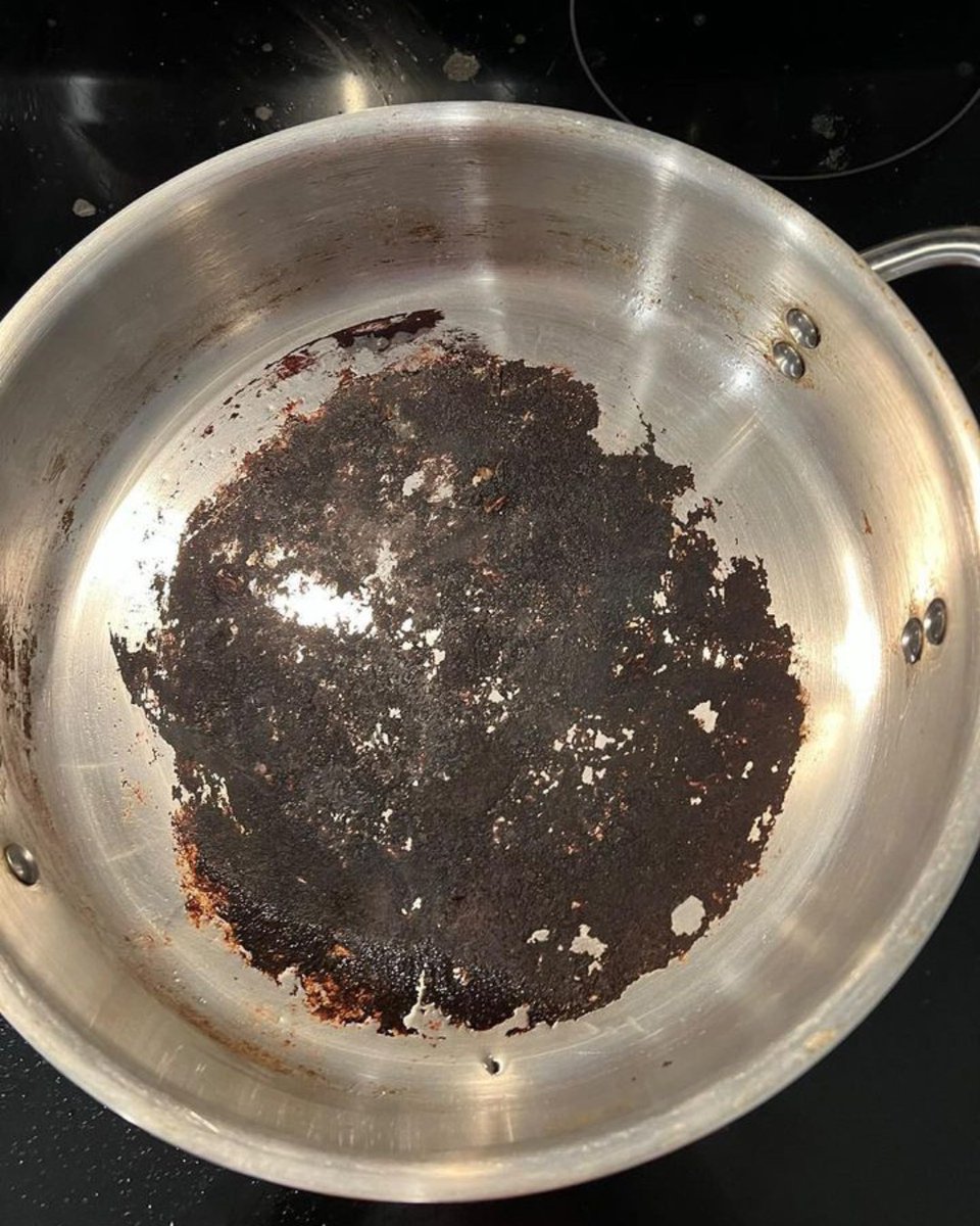 barkeeperfriend's tweet photo. Shower your pots and pans with BKF love on your next rainy day! Rachel shared proof that a little Soft Cleanser can save the day with this burnt pan transformation. BKF has you covered, Rachel! ☂️🌧🌸🌷🌼 #SpringIntoBKF https://t.co/8PjA0pQyZW