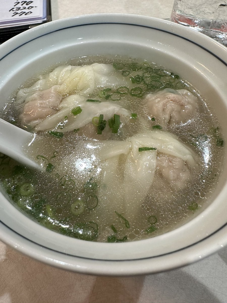 ryu_goma's tweet photo. 「洋楼や」さん！
一見ふつうの居酒屋、だけど「アヒルの窯焼き」なんて出て来る。美人ママが本場ご出身の方なんですね。
アヒルやスペアリブが美味しいんですけど、このアボカドわさびを毎回食べちゃいます
サービス精神も凄くて、今日はプリプリワンタンをゴチに！
#伊勢佐木グルメ情報　#basara_pw https://t.co/gzcLx9R3jt
