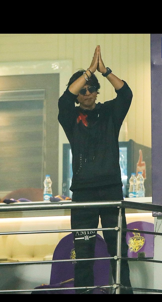 avisrkian_4395's tweet photo. #SRK𓃵 in the house after 3 years.
#pathaan blessing the team #KKR
#IPL2023 #KKRvsRCB #jhoomejopathaan
NAMASTE from #humarapathaan
#edenGarden #amikkr https://t.co/JfgaQovvGM