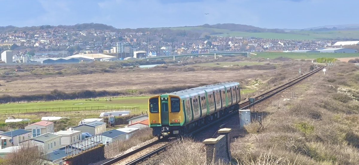 PlatformEdge1's tweet image. Love this view 😍

313203 departing Bishopstone heading towards Brighton #Class313