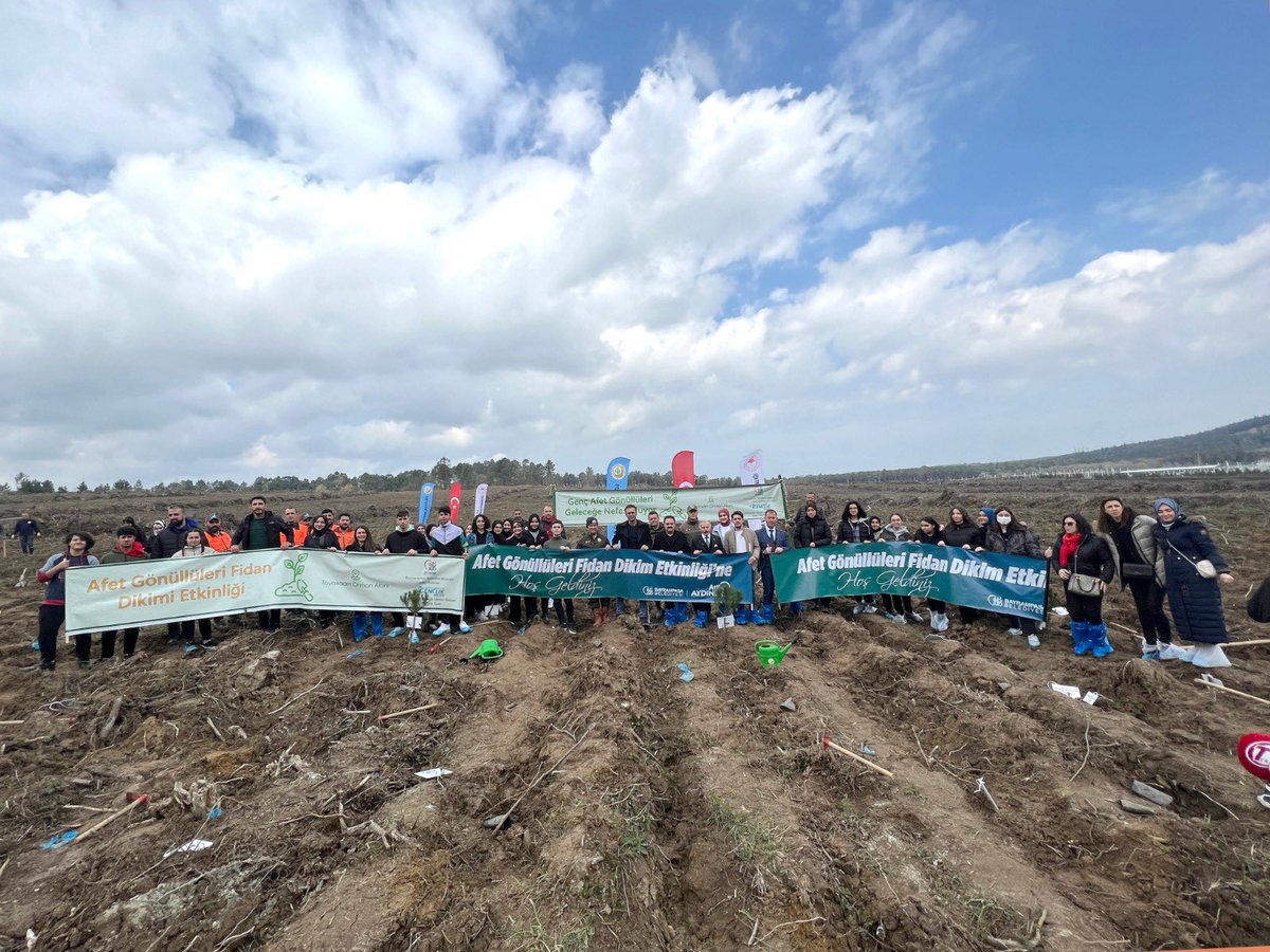 Gençlik Meclisimiz ile düzenlediğimiz Genç Afet Gönüllüleri Hatıra Ormanı programında gençlerimiz ile birlikte fidan diktik. 🌳 

Gençler geleceğe nefes ve umut olmaya devam ederken bizler her daim yanlarında olacağız. 🫶🏻
📍 Arnavutköy

#BizBayrampaşalıyız