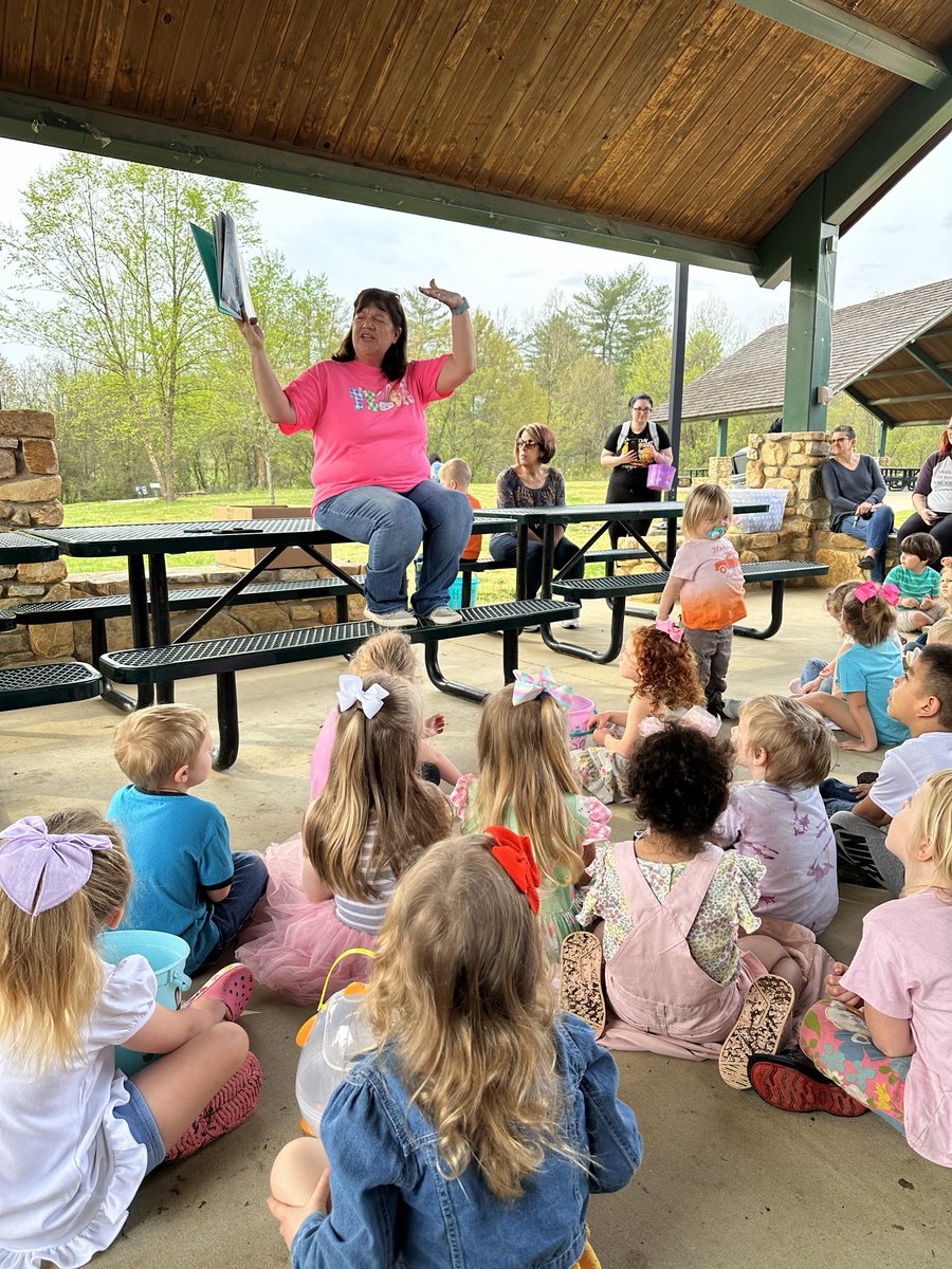 Our STEPS students listened to a story before their egg hunt at Catawba Meadows Park today. ⁦@MVESbobcats⁩ #allinbcps