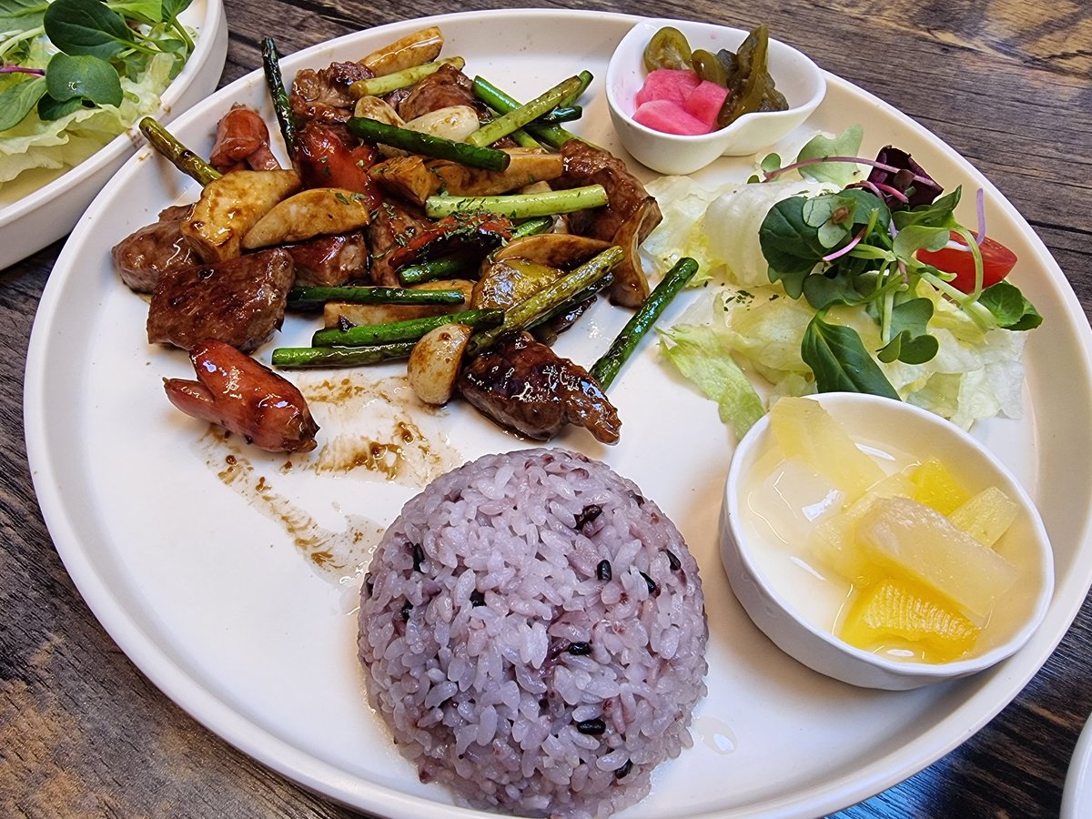 elleruchi's tweet photo. My last day at Steak.chibap_box...Thank u for all delicious food 😋. // This trip to Korea for Omma Yugyeom restaurant only❤️ #steakbox https://t.co/KjFtlo4GOm