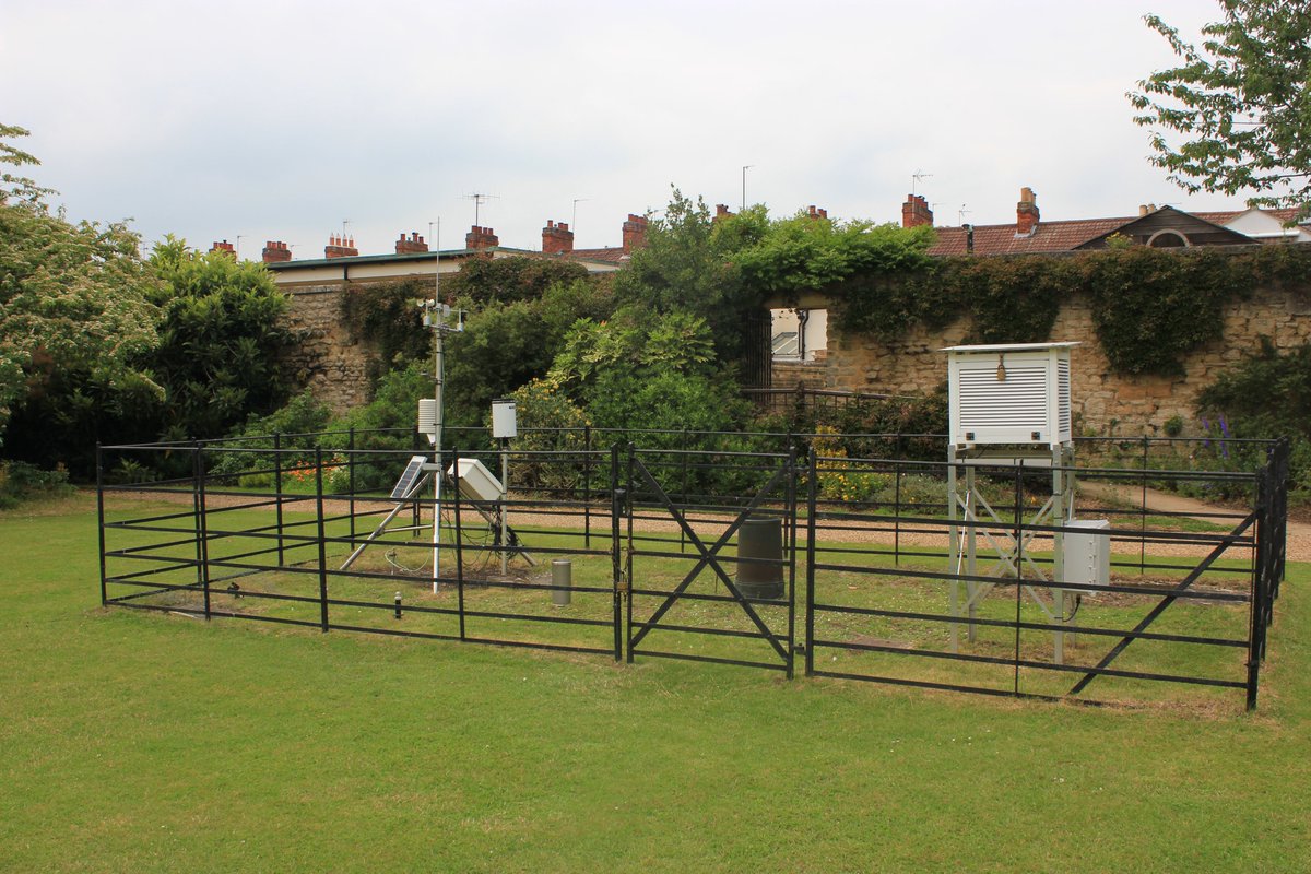 greentempleton's tweet photo. In March @RMS_Oxford recorded 133.9mm of rainfall which is the highest-ever March total for the station. The previous highest total was 133.6mm in 1862. The most rainfall on any day was 15.3mm. There were 6 days recorded over 10mm and
Rainfall occurred on 27 of the 31 days. https://t.co/OUWo7itCmB
