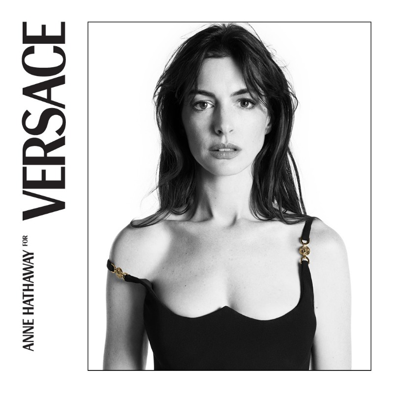 Versace's tweet photo. Anne Hathaway per Versace Icons 

Ora su https://t.co/3RxPsl4NwR

#VersaceIcons