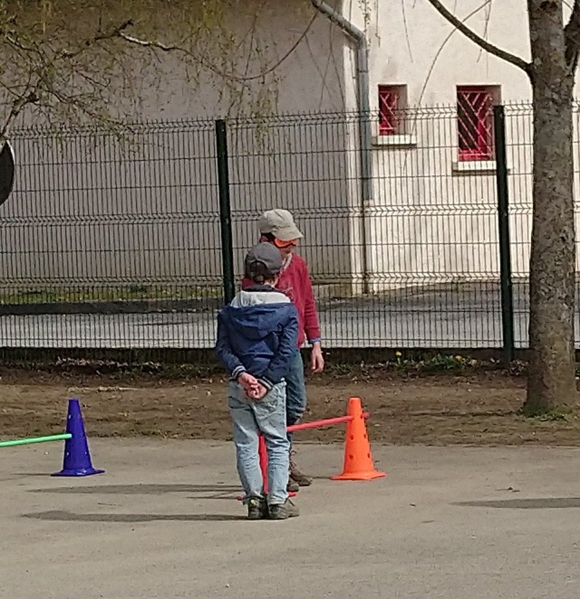 #SOP2023 Aujourd'hui, les élèves de l'école étaient mélangés pour participer à des ateliers sportifs. Au programme : kho kho, torball, handball casque anti bruit, dessiner avec la bouche, parcours aveugle, jeu de l'horloge assis et cloche pied.