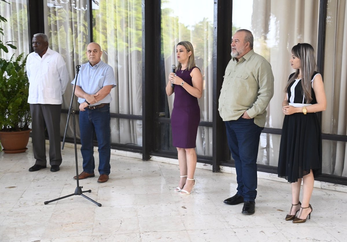 Fue un encuentro muy emotivo, una conversación muy familiar, en que padres e hijos hablamos de nuestros desafíos y de seguir  juntos en el complejo y privilegiado camino de hacer la Revolución. Somos hijos de nuestro tiempo, de nuestra historia y vamos por #UnaMejorJuventud