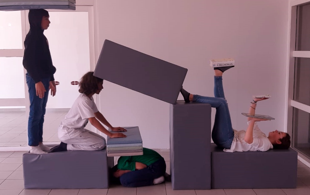 CollegeDaudet83's tweet photo. Cap sur le collège Bosco cette fois-ci, à la découverte de l'art contemporain ! Suivi d'un atelier "corps en mouvement" au CDI, une expérience inhabituelle pour des élèves de 5e et 6e mais riche en expériences.Bravo "les performeurs" https://t.co/uP9JXBLRnN