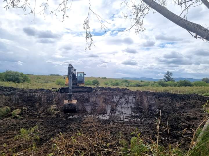 🚜Nuestro municipio sigue trabajando en limpieza de tajamares y aguadas, en apoyo a productores locales.
🕳️ Al día 30 de marzo se habían realizado 162 horas, unos 30 tajamares.