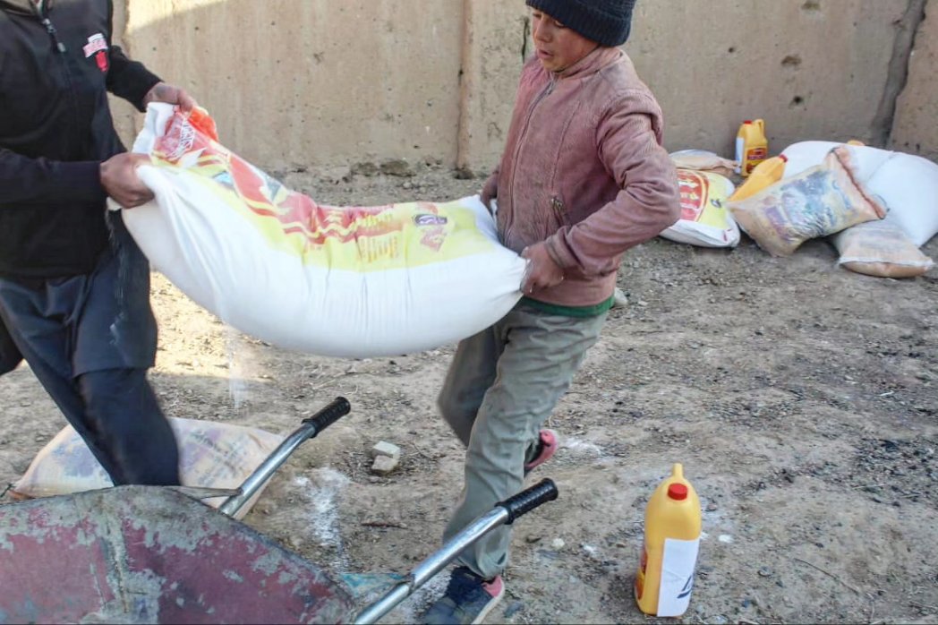 bayatfoundation's tweet photo. Afghan Peaks ended their epic Annual Ski Race with a joint Bayat Foundation distribution in Bamiyan Province. 

148 families were provided a food package containing flour, rice, and oil. 

Thank you Afghan Peaks for your continued dedication toward Afghan sporting activities. https://t.co/eMxp7v4EyX
