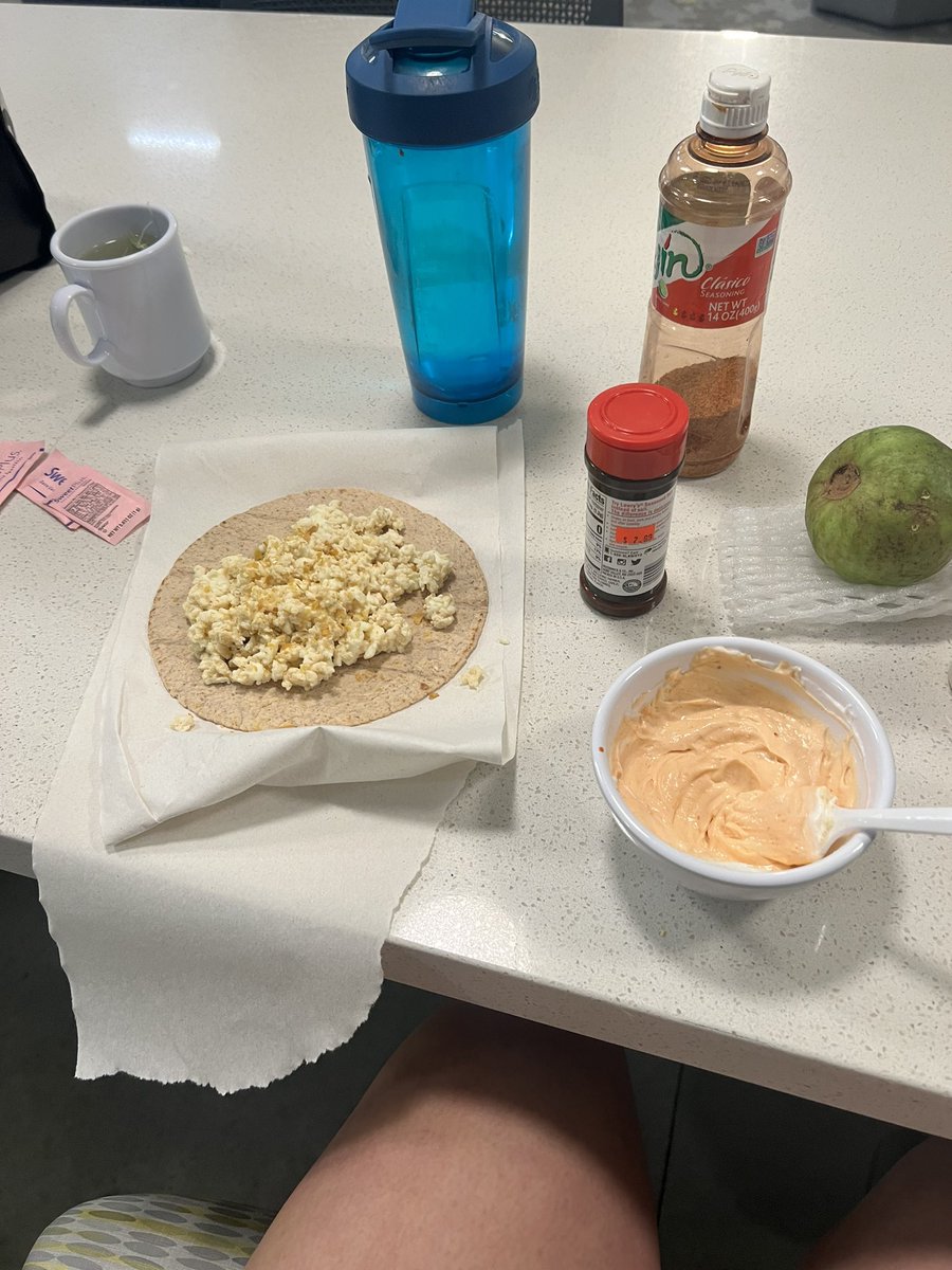 xobighit's tweet photo. @ChipotleTweets my stomach is erupting the cure is chipeolte plz my stomach is GURGLING IM SP HINGRY help a broke college student out. this is what i ate last night 😭😭😭😭😭 diy chipotle how do i measure up https://t.co/TReaVFoN0M