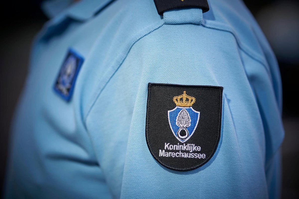 Gisteravond wilden we bij Oldenzaal een auto controleren. De bestuurster vluchtte en tijdens een wilde achtervolging reed ze een motorrijder van de Marechaussee aan. De 49-jarige vrouw is ism <a href="/POL_Overijssel/">Politie Overijssel</a> aangehouden. Politie doet onderzoek, motorrijder heeft aangifte gedaan.