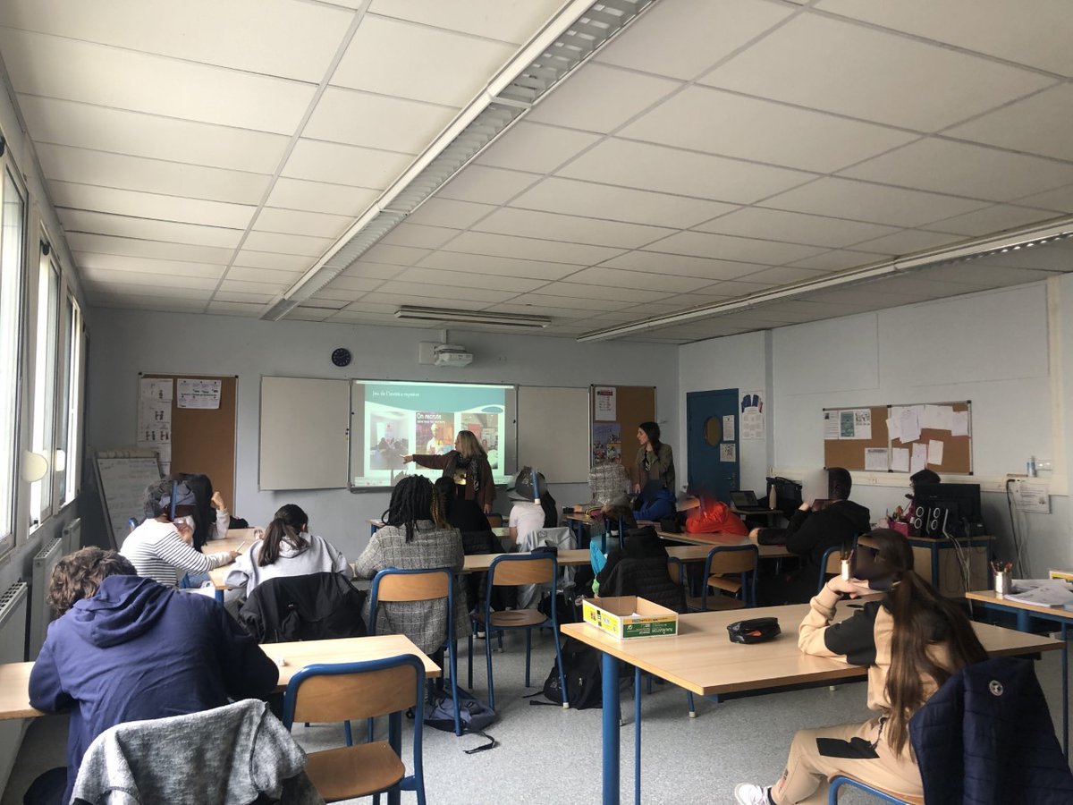 SynergieINSER's tweet photo. @Synergie signataire du PAQTE Rhône, @SynergieINSER, Pascale NAIGEON a eu le plaisir d'être l'invité "Mystère" lors d'un atelier Top Départ pour Son Stage en partenariat avec FACE GRAND LYON, dans une classe de 3ème au collège Georges Brassens de Décines Charpieu. 👏Bravo à tous! https://t.co/43fXoMSiFQ
