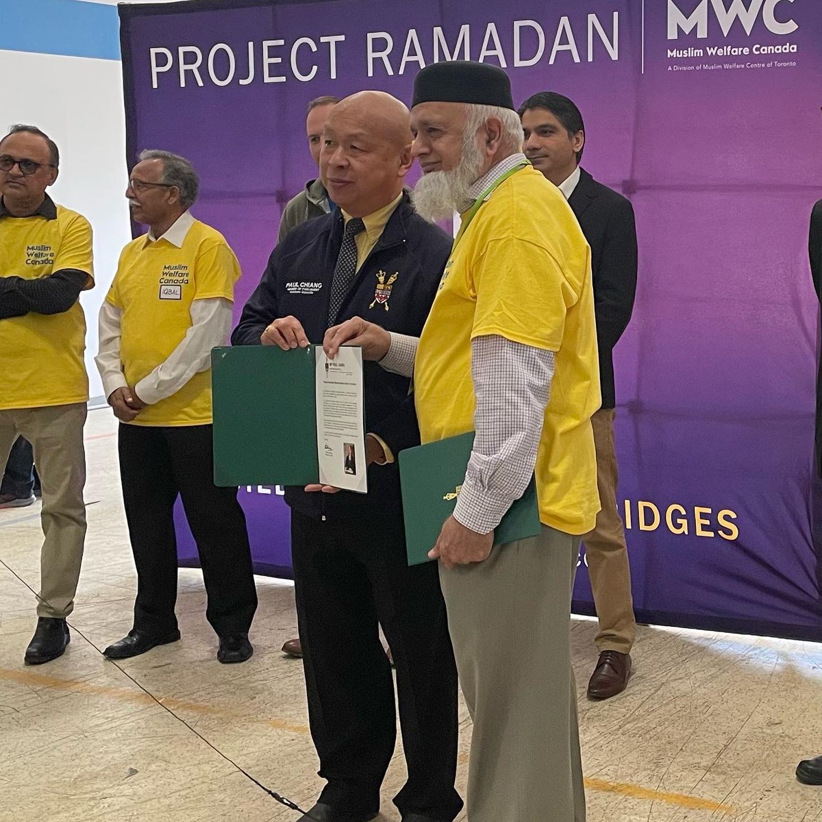 PaulChiangMU's tweet photo. I had the pleasure of joining the @mwcanadaorg on their one of many, #projectramadan basket build.
It is initiatives like Project Ramadan that remind us of the solidarity and compassion within all of us to come together to build a stronger more united community. https://t.co/b3tbbgmuaI