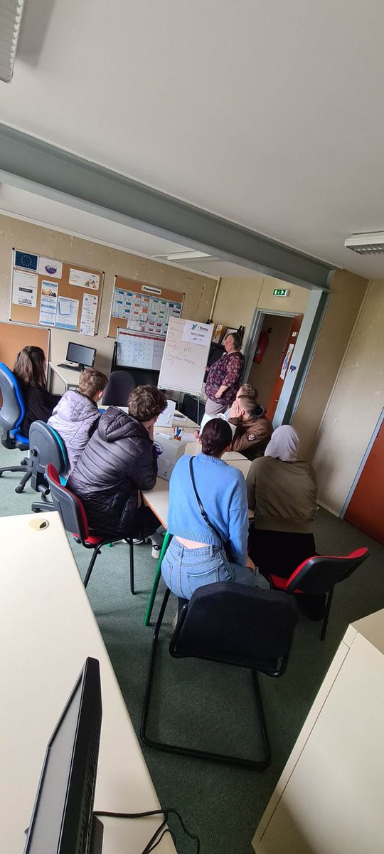 MLAuxerrois89's tweet photo. 📢 Atelier budget à la Mission Locale Antenne de Saint-Florentin pour les jeunes inscrits en CEJ avec Mme Bourgoin du conseil départemental 👏🏼💼💸
#budget #apprentissage #MissionLocale #CEJ #SaintFlorentin 📍 https://t.co/Huu7N6EzdK