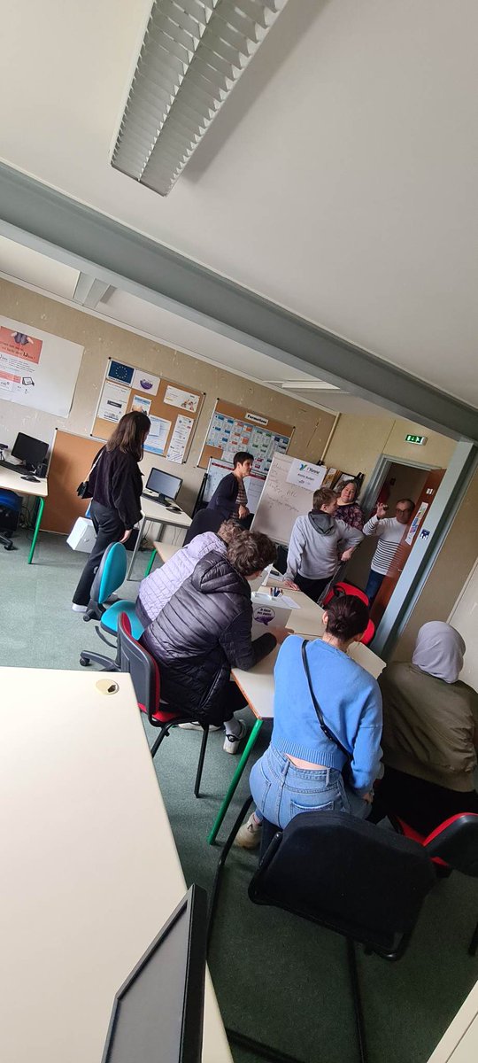 MLAuxerrois89's tweet photo. 📢 Atelier budget à la Mission Locale Antenne de Saint-Florentin pour les jeunes inscrits en CEJ avec Mme Bourgoin du conseil départemental 👏🏼💼💸
#budget #apprentissage #MissionLocale #CEJ #SaintFlorentin 📍 https://t.co/Huu7N6EzdK