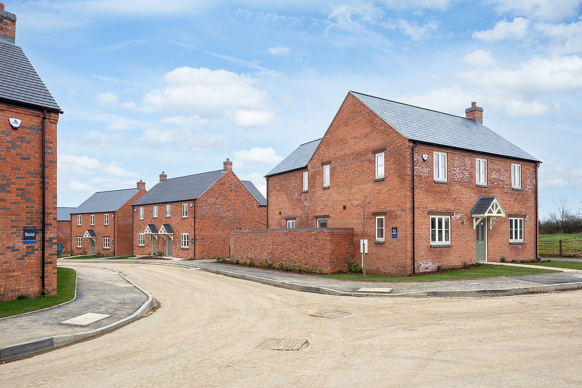 Hurry only one home remaining for sale at Oakridge, North Kilworth. Four bedrooms. large open plan kitchen and double garage. Guide price £540,000. Viewings arranged @AndrewGrangerCo