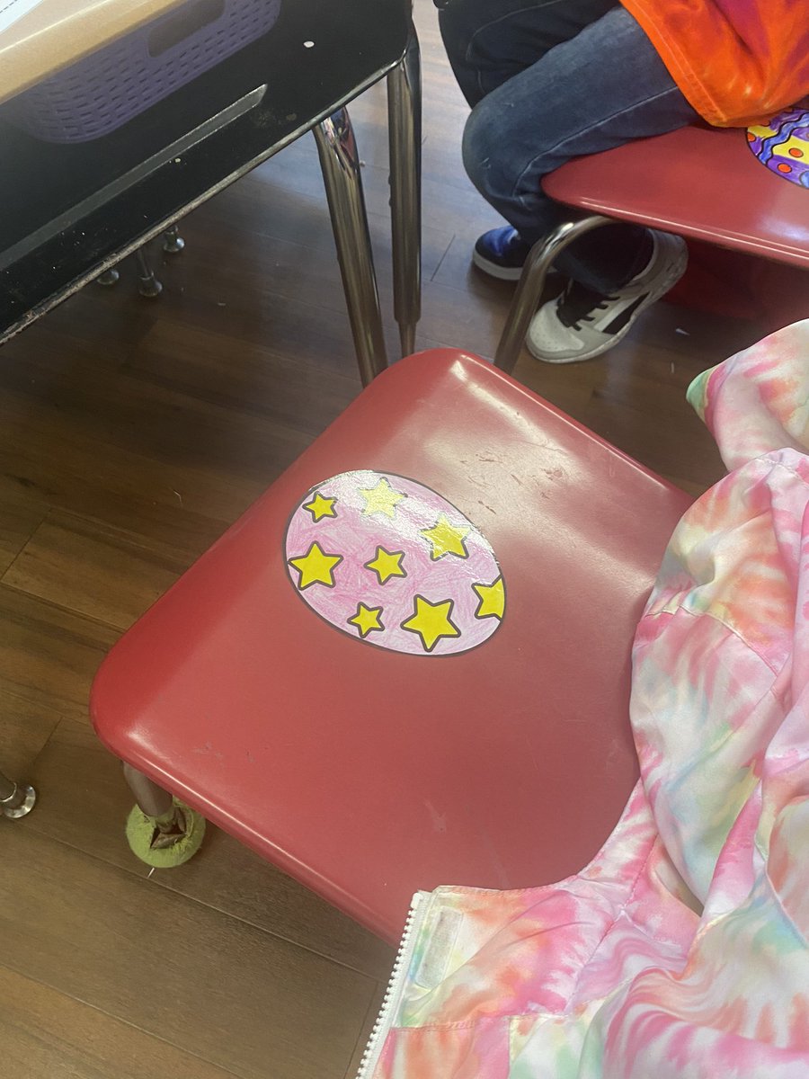 SammJMahoney's tweet image. 1st Grade has done a fantastic job sitting on their eggs this week! We are anxiously waiting for some to hatch! #positivebehaviorsupport #classroommanagement #valuedoutcomes #engagedlearning
