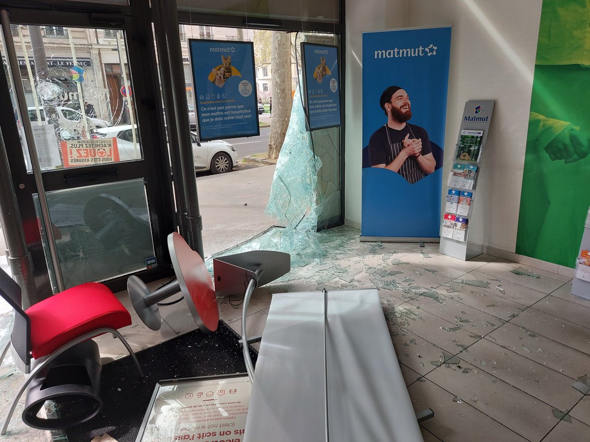 NicolasGomart's tweet photo. Colère😡, incompréhension face aux dégradations majeures subies par les agences @Matmut à Lyon et Rennes. Rien ne justifie cette violence. J'ai une pensée pour nos collègues, qui n’étaient heureusement pas présents au moment des faits, et qui voient leur outil de travail saccagé. https://t.co/qJhak6ZXsH