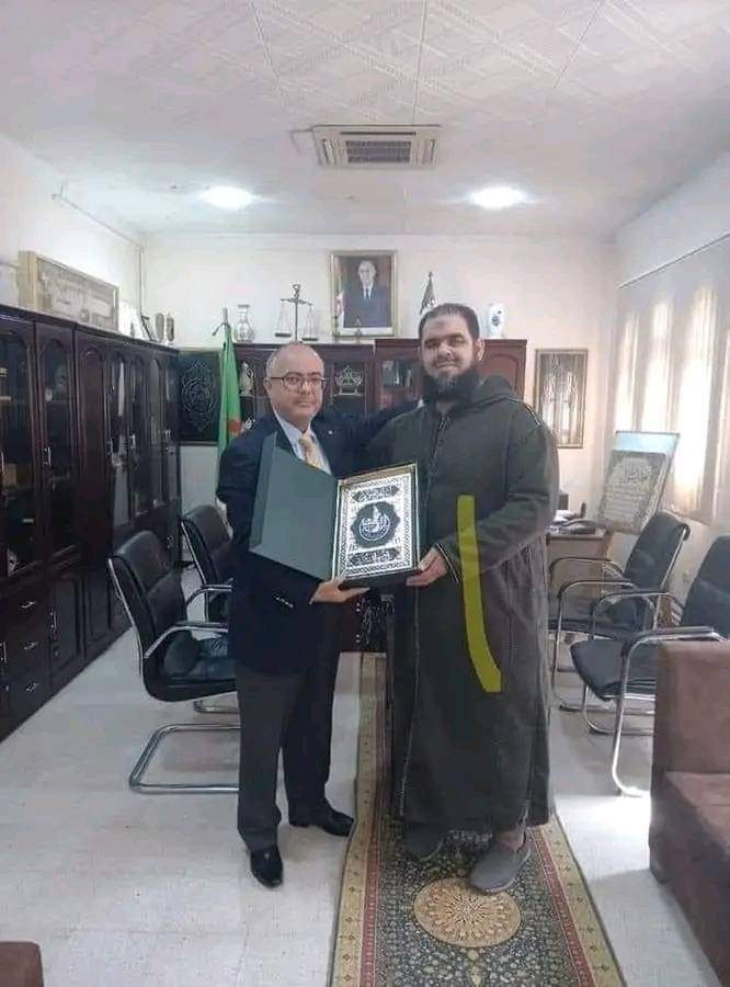 ScreenMix's tweet photo. تكريم الشيخ وليد مهساس صاحب مقطع القطة من طرف مدير الشؤون الدينية بعد الصورة العفوية و المشرقة التي مثلها الشيخ وليد للعالم عن رحمة الإسلام و عن الجزائر ❤❤ https://t.co/2oqk2eYrY1