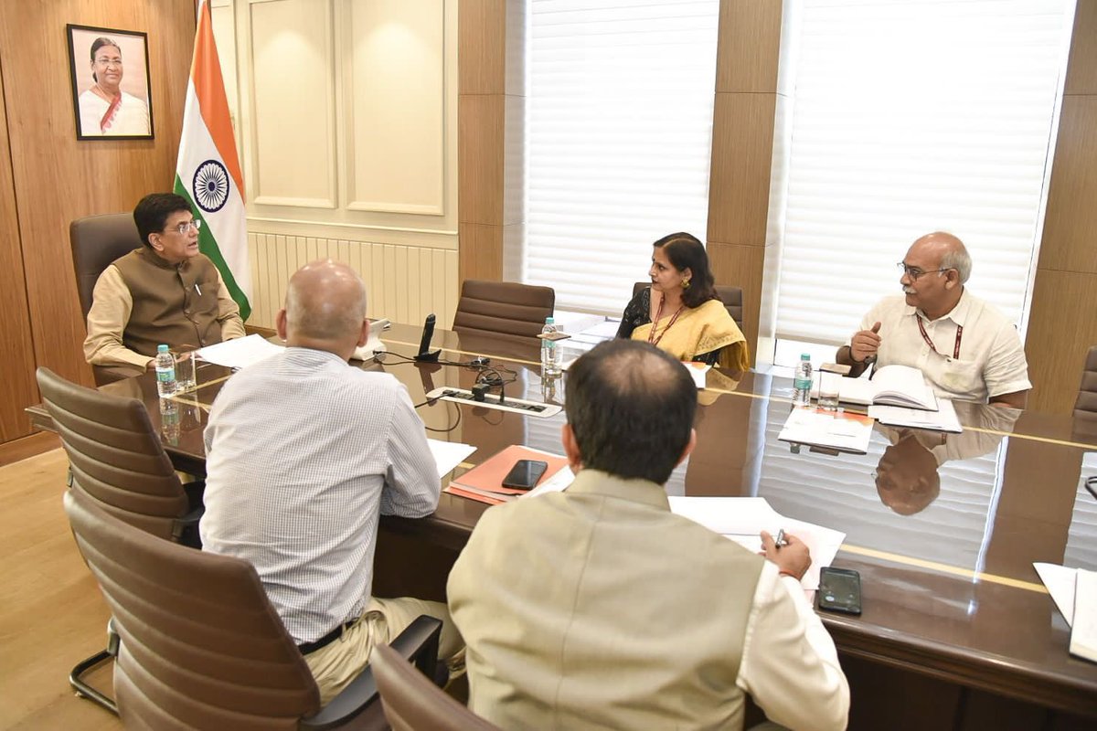 Minister @PiyushGoyal held a review of the lab-grown diamond industry. Discussed ways to further boost the immense potential of this sector, enabling India to emerge as the diamond manufacturing hub of the world.