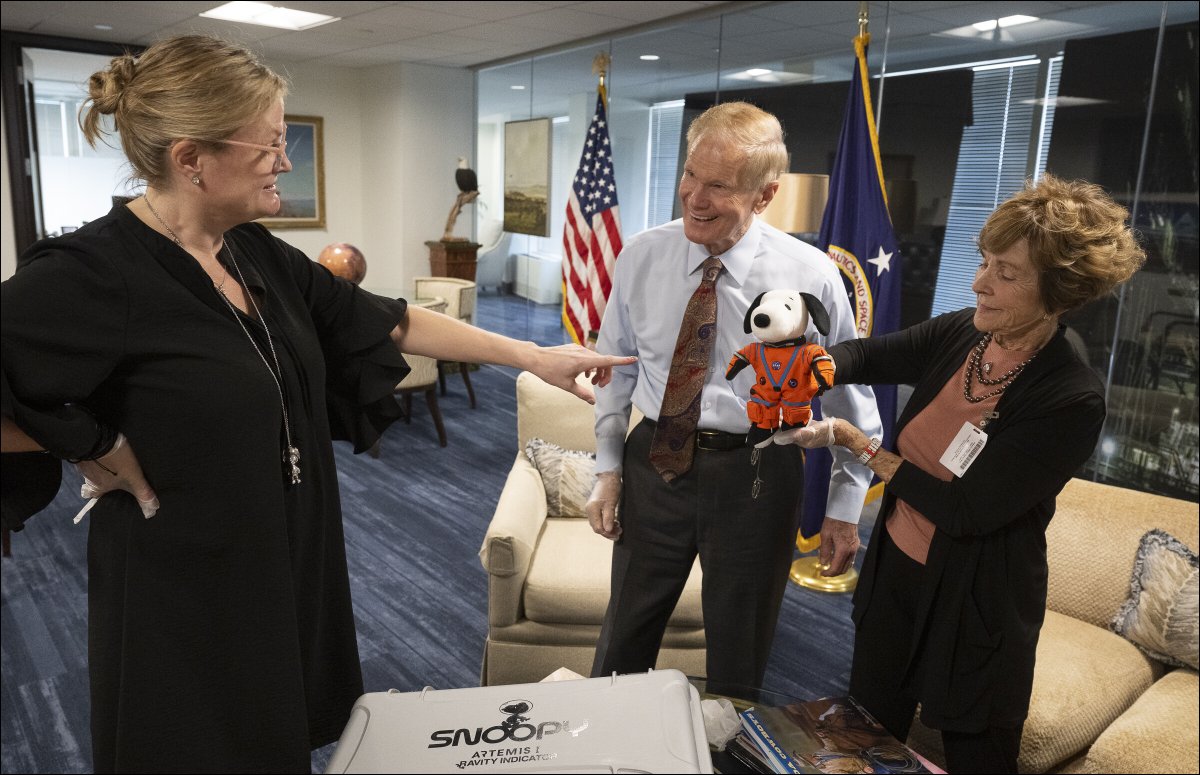 NASA Administrator @SenBillNelson met with Jeannie Schulz, widow of Peanuts gang creator Charles M. Schulz, and had a chance to see the #Artemis I zero-gravity indicator #AstronautSnoopy. More 📷: flic.kr/s/aHBqjAyJjk