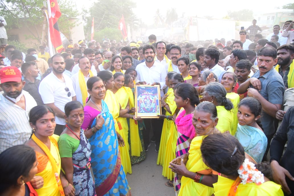 JaiTDP's tweet photo. ఉరవకొండ నియోజకవర్గం కూడేరు క్యాంప్ సైట్ నుండి 62వ రోజు యువగళం పాదయాత్ర ప్రారంభించిన నారా లోకేష్ కు ప్రజలు బ్రహ్మరథం పడుతున్నారు . కూడేరు సంగమేశ్వర జోడు లింగాల స్వామి ఆలయంలో దర్శనం చేసుకొని ప్రత్యేక పూజా కార్యక్రమంలో పాల్గొన్నారు నారా లోకేష్. (1/3) https://t.co/8B8KOf7ZNd