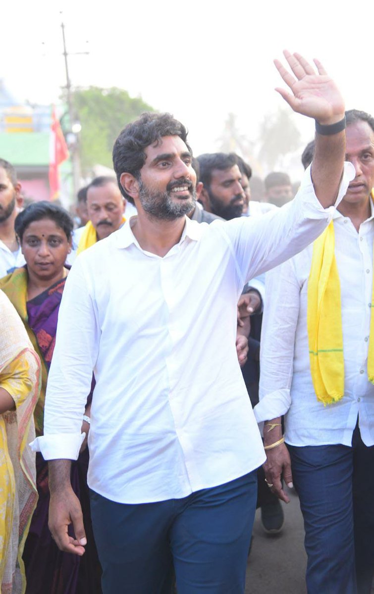 JaiTDP's tweet photo. ఉరవకొండ నియోజకవర్గం కూడేరు క్యాంప్ సైట్ నుండి 62వ రోజు యువగళం పాదయాత్ర ప్రారంభించిన నారా లోకేష్ కు ప్రజలు బ్రహ్మరథం పడుతున్నారు . కూడేరు సంగమేశ్వర జోడు లింగాల స్వామి ఆలయంలో దర్శనం చేసుకొని ప్రత్యేక పూజా కార్యక్రమంలో పాల్గొన్నారు నారా లోకేష్. (1/3) https://t.co/8B8KOf7ZNd